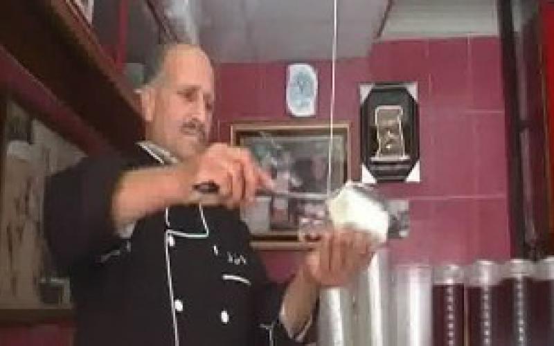 طبق القشطة بالعسل من صنيع حلبي.. فيديو