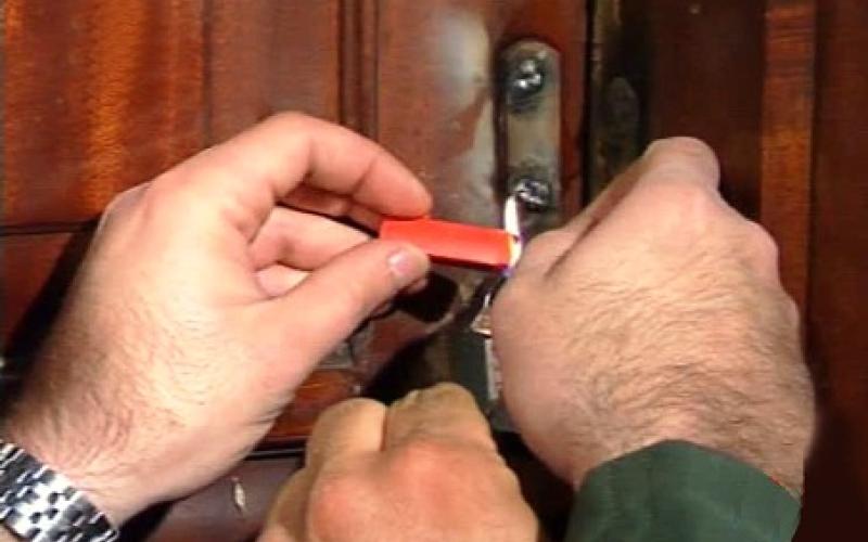 المزار الجنوبي: إغلاق محل بالشمع الأحمر وبداخله شاب