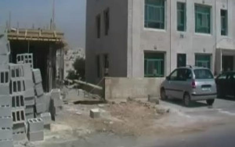 أنقاض وبقايا البناء.. اعتداء على حرمة الطريق ( فيديو)