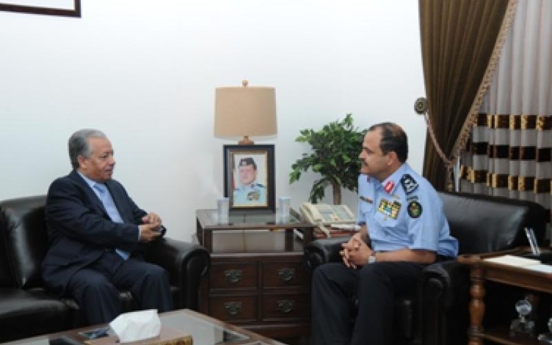 وزير الداخلية يهنئ مدير الامن العام حسين المجالي