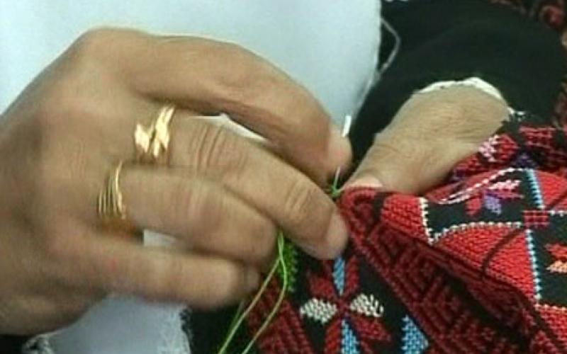 نساء سلاحهن التطريز في الحفاظ على حق العودة (فيديو)