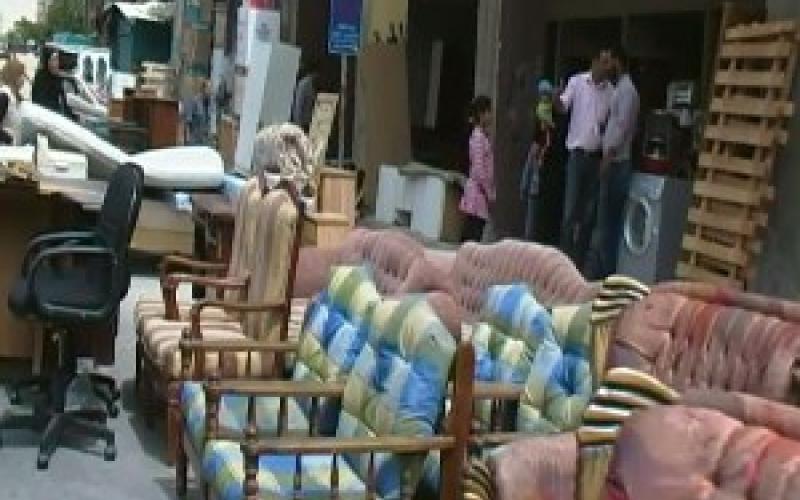 أثاث منازلكم المباعة..تشكل أسواق في سقف السيل..فيديو 