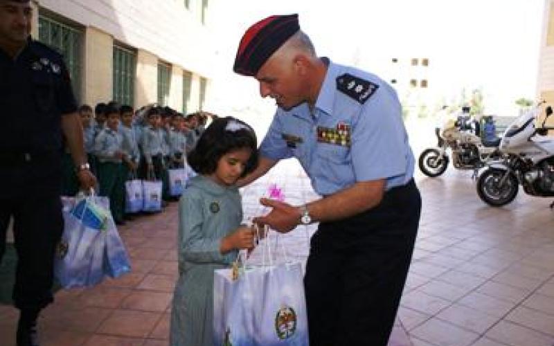 الامن العام يوزع الحلوى