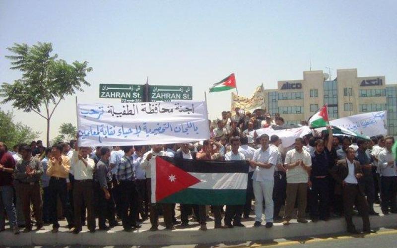 إحياء النقابة":الأمن يعتدي على معلمين للاعتصام أمام الوزراء"