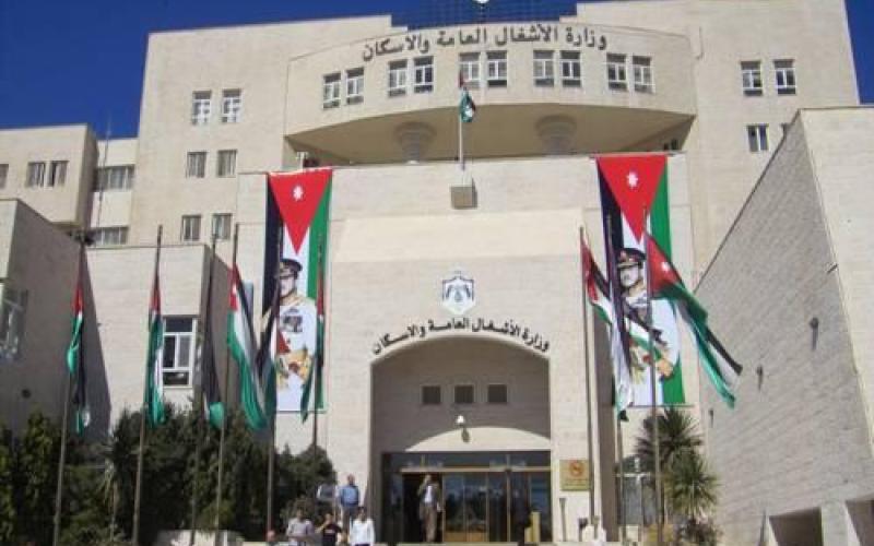 مشادة كلامية بين وزير الأشغال ومقاولين