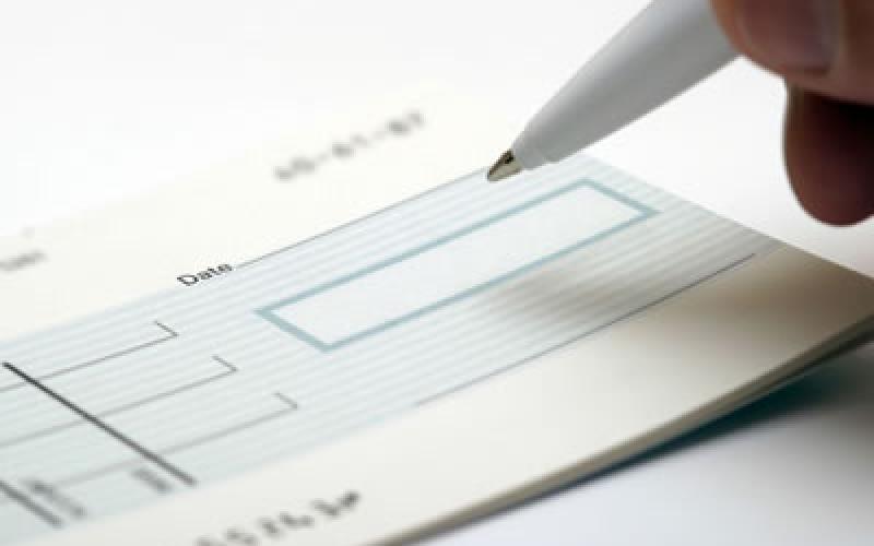 القبض على شخص ارغم اخر على توقيع شيك تحت تهديد السلاح