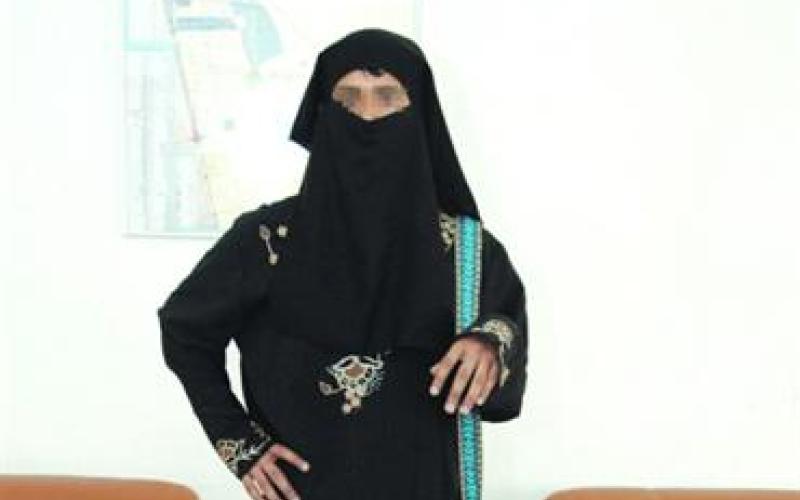 الامن يلقي القبض على متسول تنكر بزي امرأة 