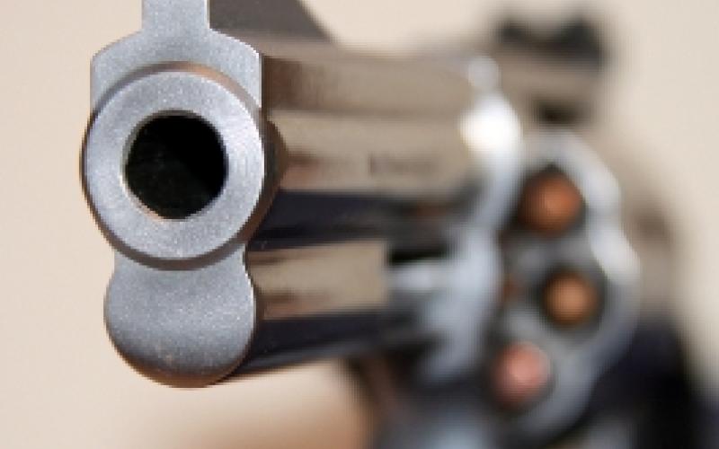 شاب يطلق النار على شقيقته في القويسمة