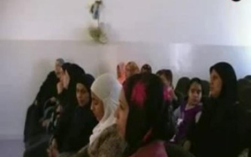 سيدة تؤسس حراكا تعليميا للأميات في دير علا "فيديو"