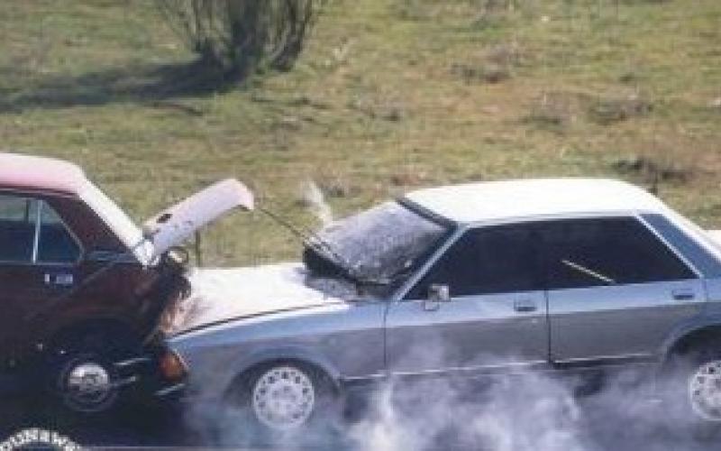 كوادر الدفاع المدني تتعامل مع حادث تصادم في الكرك