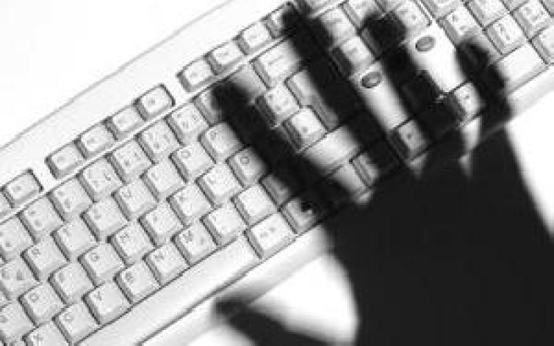 ما رأيك بقرار الحكومة حجب بعض المواقع الالكترونية عن موظفيها؟