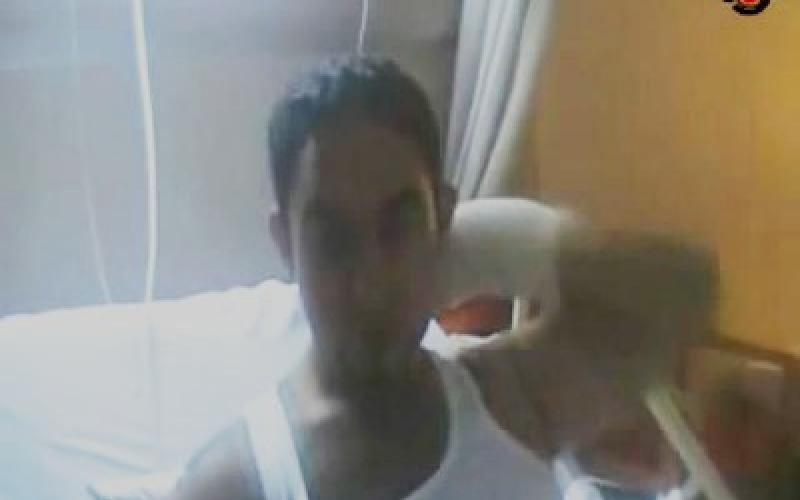 أحد مصابي "صواريخ العقبة".. خرج من المستشفى العسكري ليكتشف وجود شظية في رقبته فيما بعد (فيديو)