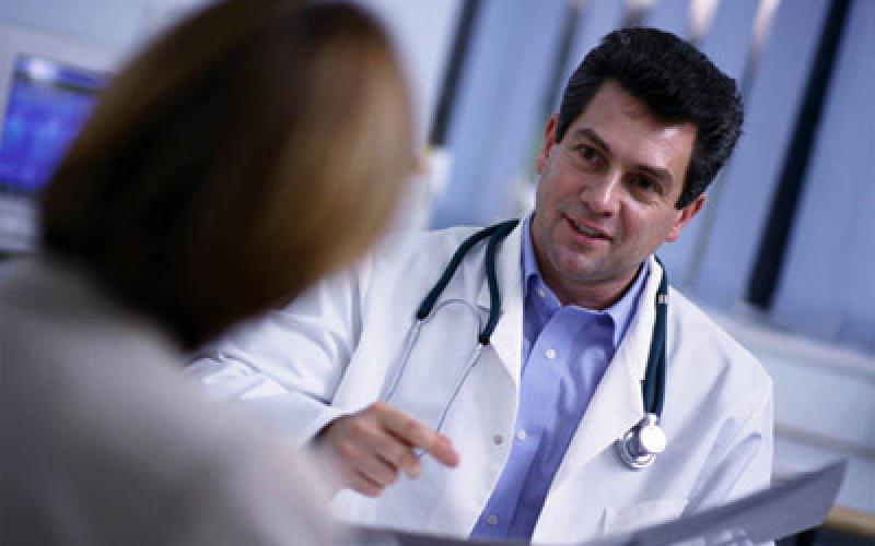 إنذارات خطية إلى أكثر من ألف طبيب