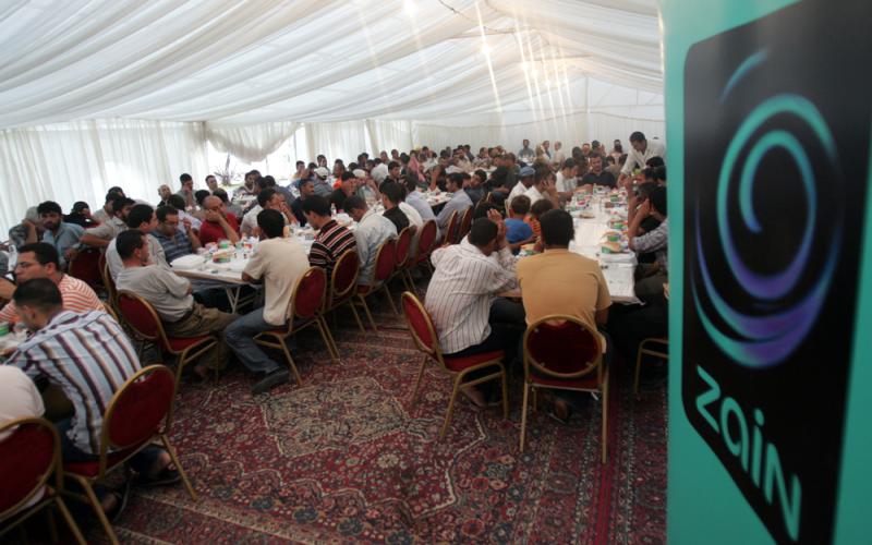 زين تقيم موائد الرحمن 