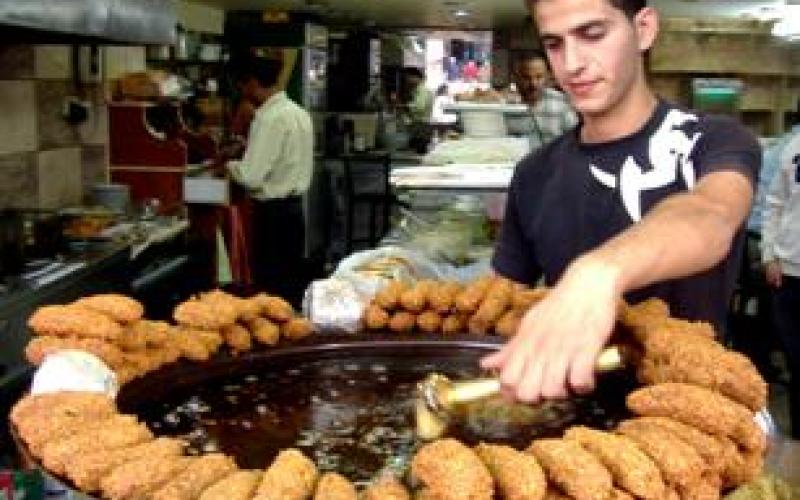 عامل يبتر اصابعه بماكينة الفلافل