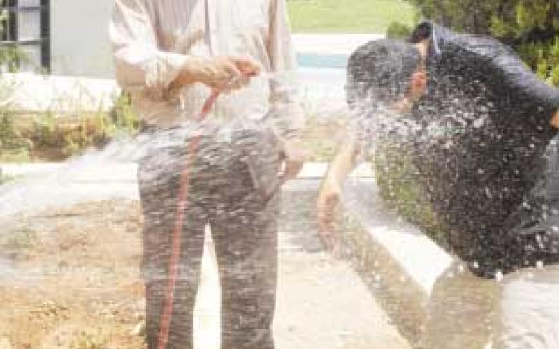 موجة الحر تلقي بظلالها على الصالونات السياسية 