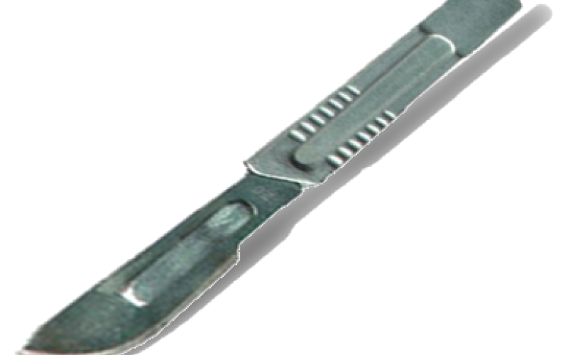 شاب يعتدي على اخر بالشفرة في قلب محكمة غرب عمان