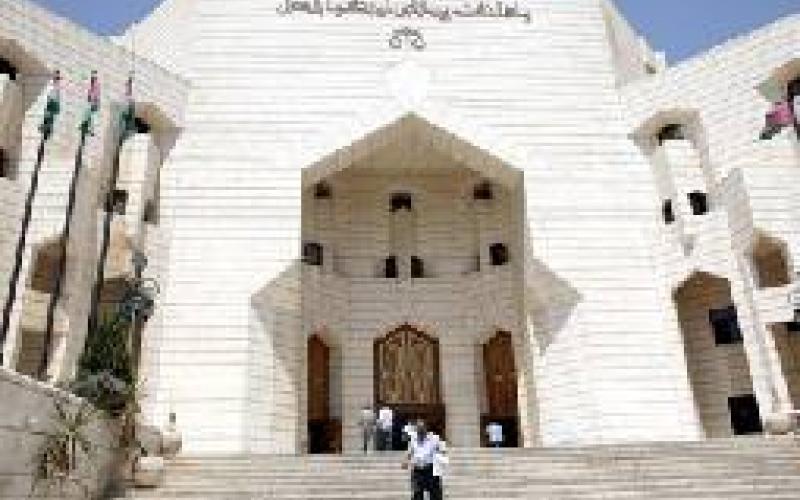 Jordanian family sits-in in front of Palace of Justice