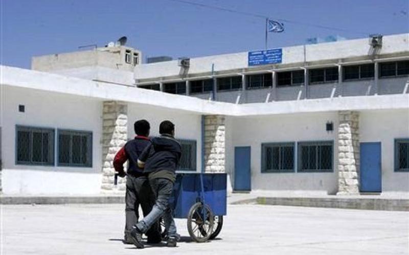 الاونروا توزع كتبا مدرسية قديمة لا تصلح للدراسة 