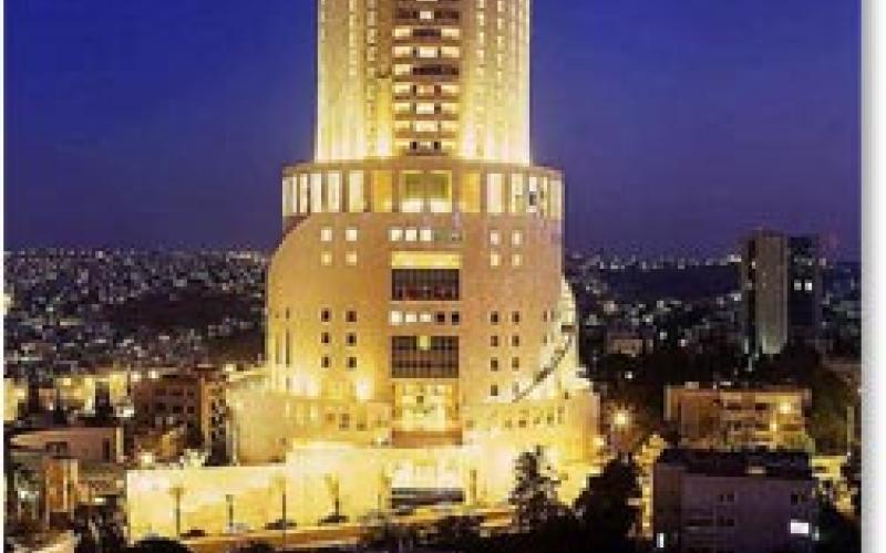 إضاءة فندق الرويال باللون الوردي للتوعية بسرطان الثدي