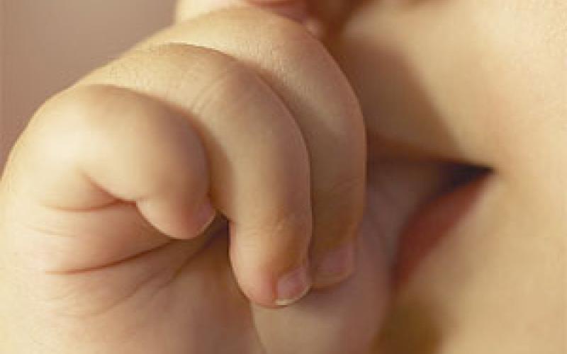 إنقاذ طفلة علق بإصبعها قطعة معدنية 