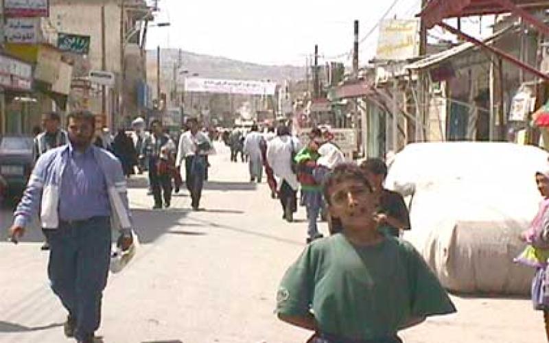 شباب في البقعة لا يبرحون مدارس البنات في المخيم 