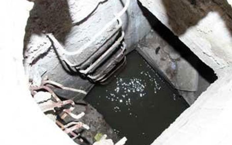  سقوط شخص داخل حفرة للصرف الصحي