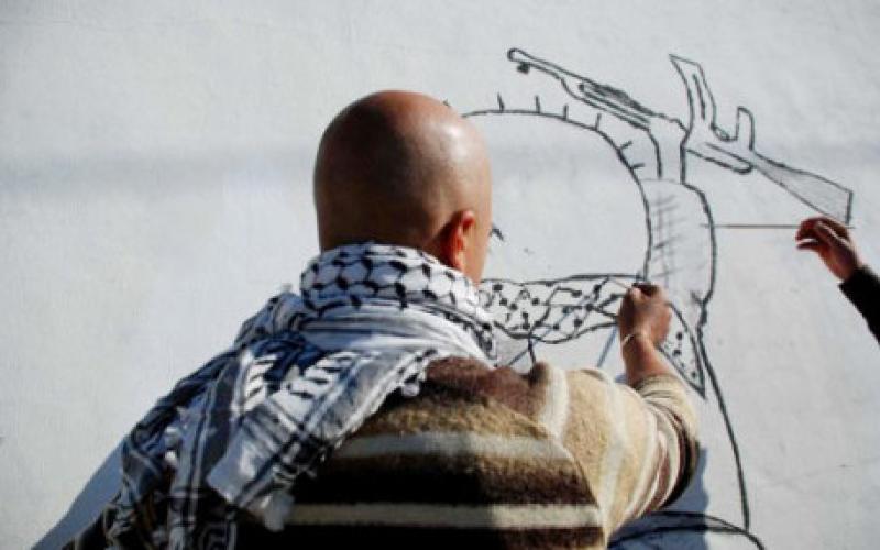 في البقعة يربون "أمل العودة" على جدران المخيم