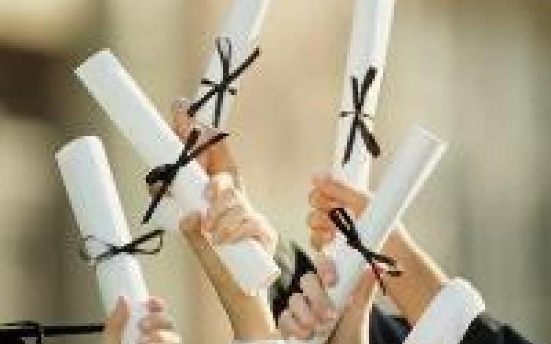 الطالبة أبو رياش تحصل على جائزة البحث العلمي لطلبة الجامعات 