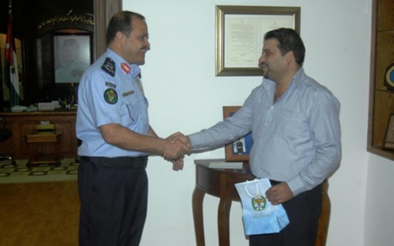 تكريم مواطن عثر على 15 ألف دينار