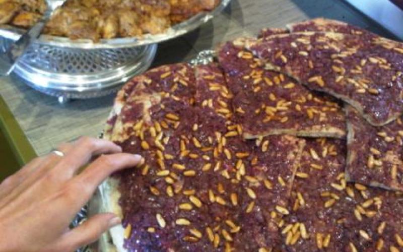  الملكة رانيا تتناول المسخن يوم الجمعة