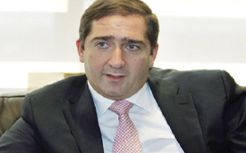 رئيس الوزراء يدلي بصوته مع بدء عملية الاقتراع 