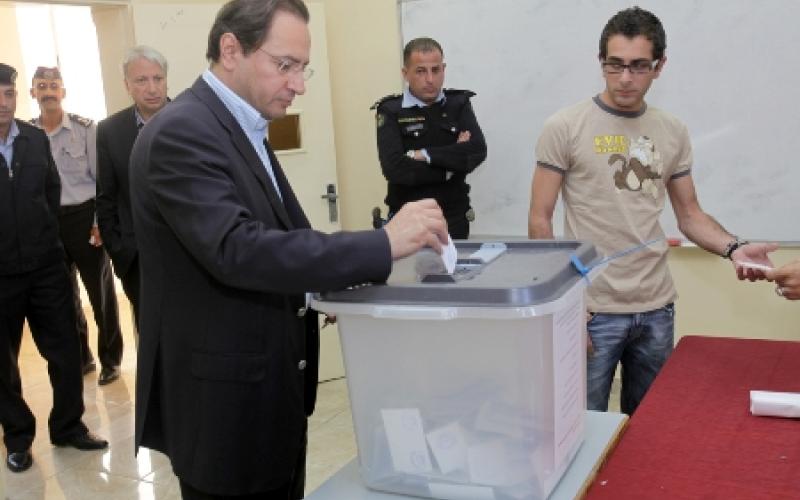 أمين عمان يدلي بصوته في الدائرة الثالثة 