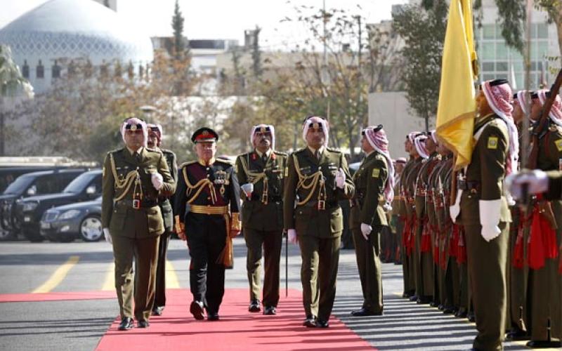 الملك: الحكومة ستواصل اعتماد سياسة مالية للسيطرة على عجز الموازنة 