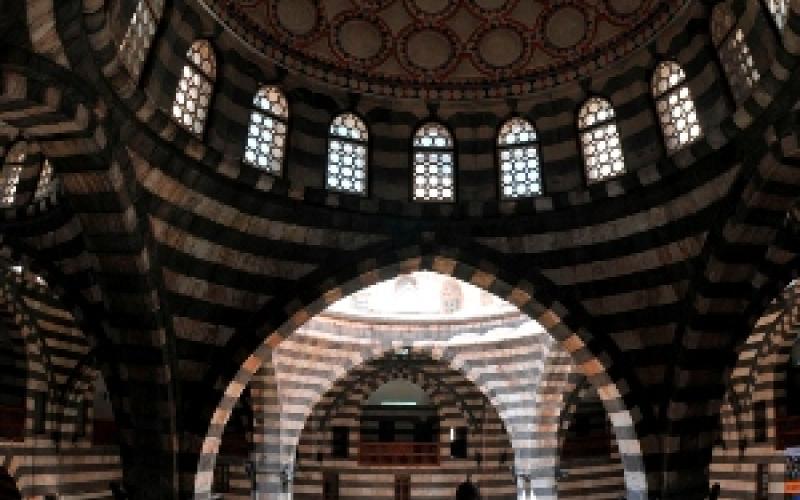 العرجان يحصل على فضية فنون العمارة