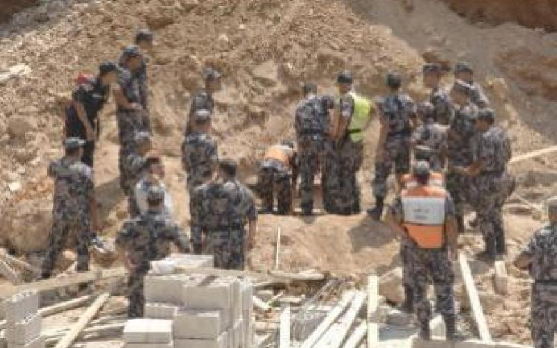 سكان بناية الأشرفية الآيلة للسقوط يقضون ليلتهم بالعراء