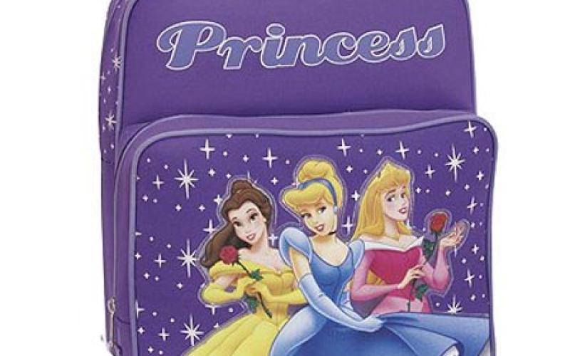 منتدى الرواد الكبار ومؤسسة جود يوزعان حقائب مدرسية 