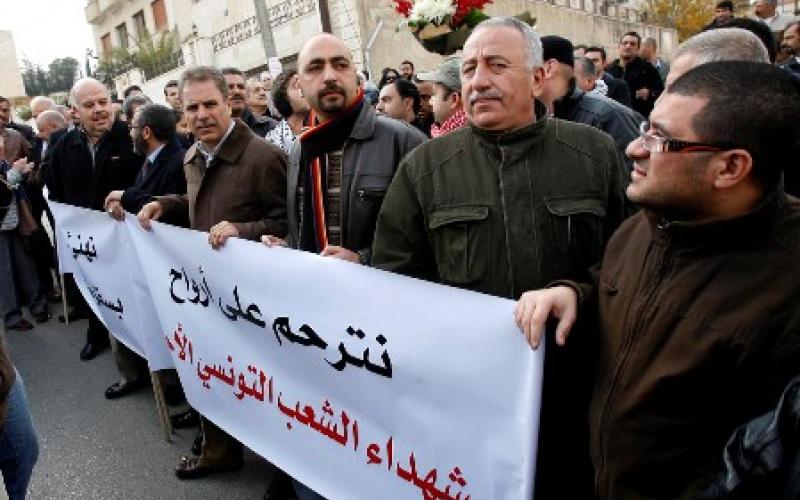 وقفة تهنئة بالورود للشعب التونسي (صور)