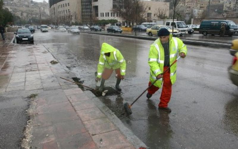  الامانة تتعامل مع تجمع للمياه 