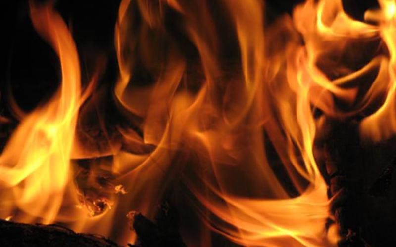 سيدة في دير علا تحرق صندوق المعونة بالكاز ( صوت)