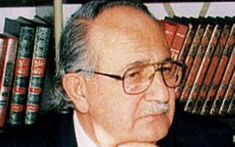 حشد يتقبل التعازي بالنحاس