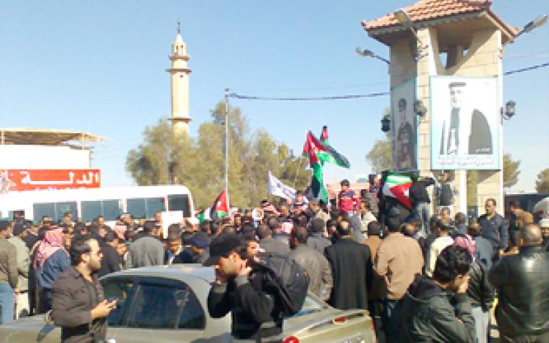 اعتداء على صحفيين ومشاركين بمسيرة ذيبان