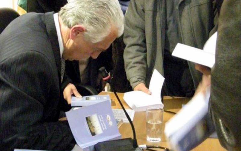 توقيع كتاب قصائد من الشعر الشيشاني المعاصر 