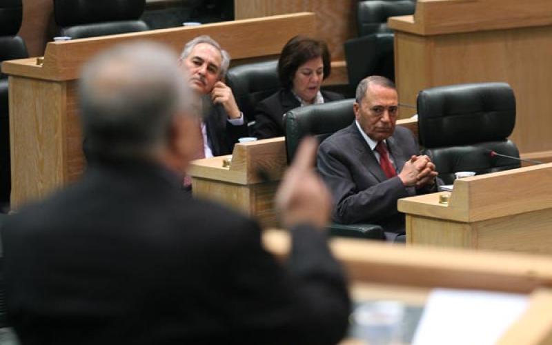 سيجارة البخيت تصعد من احتجاجات النواب ضده وتدفع عليان لحجب الثقة