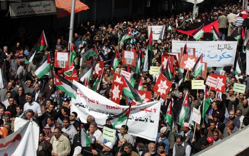 حواجز أمنية بين مسيرة وسط البلد ومسيرة موازية تأييدا للملك (صور)