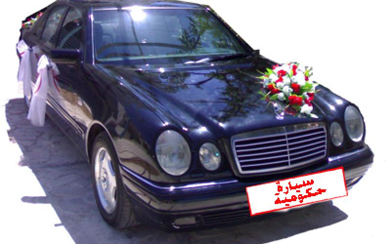 سيارة بلوحة حمراء توصل طلاب مدرسة