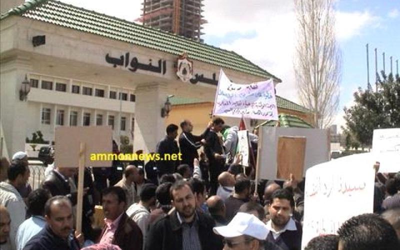 Hundreds of teachers protest at Parliament