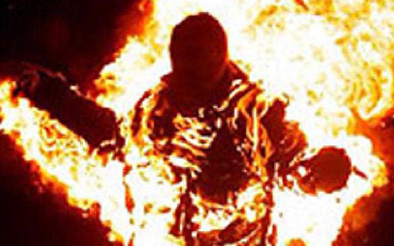 أربعيني يحرق نفسه أمام رئاسة الوزراء والأمن العام يقول انه من أرباب السوابق