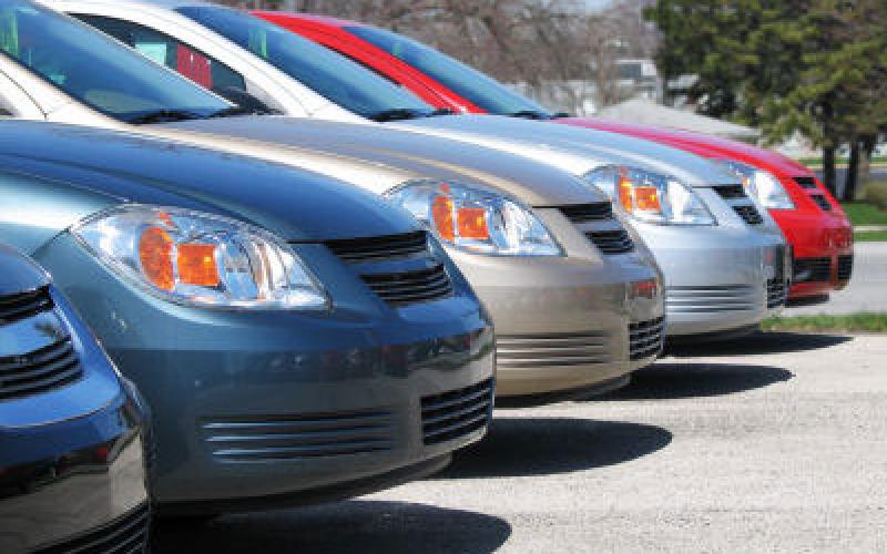 أصحاب مكاتب تأجير السيارات يعتصمون احتجاجا احتاجا على العمر التشغيلي