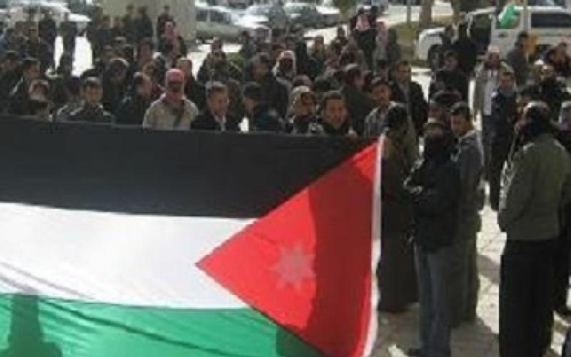  قدامى المتقاعدين العسكريين يعتصمون أمام الديوان